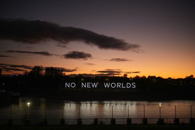 Una instalación de luces LED del colectivo artístico Still/Moving proyecta un mensaje en el río Clyde para los delegados que asisten a la COP26 el 3 de noviembre de 2021 en Glasgow, Escocia. "No hay nuevos mundos", dice.
