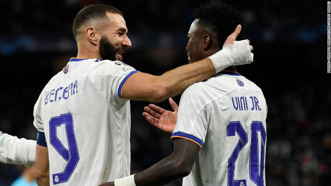 Benzema (izquierda) celebra con Vinicius Junior tras marcar el segundo gol de su equipo.