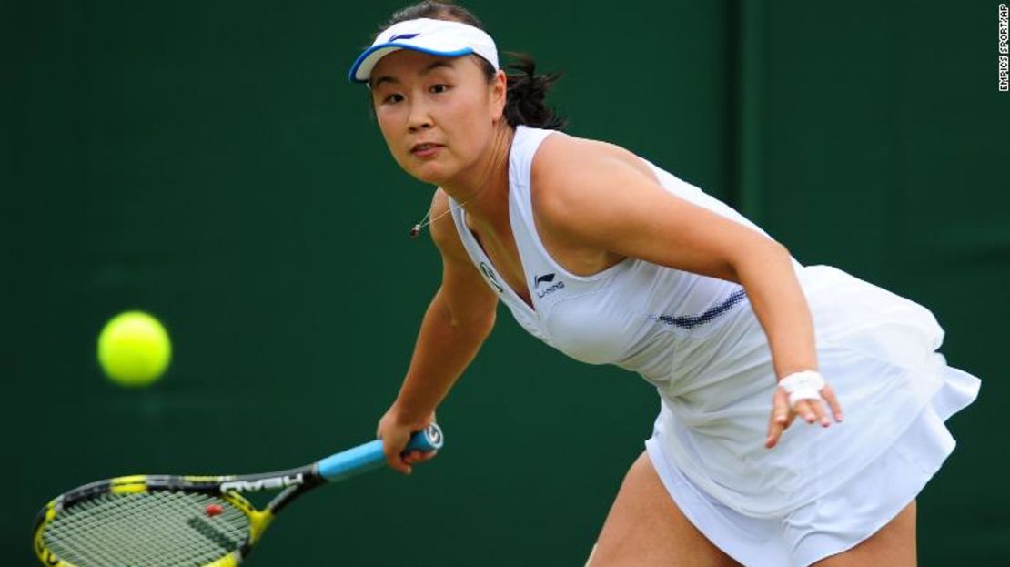 Peng Shuai juega en Wimbledon en 2012.