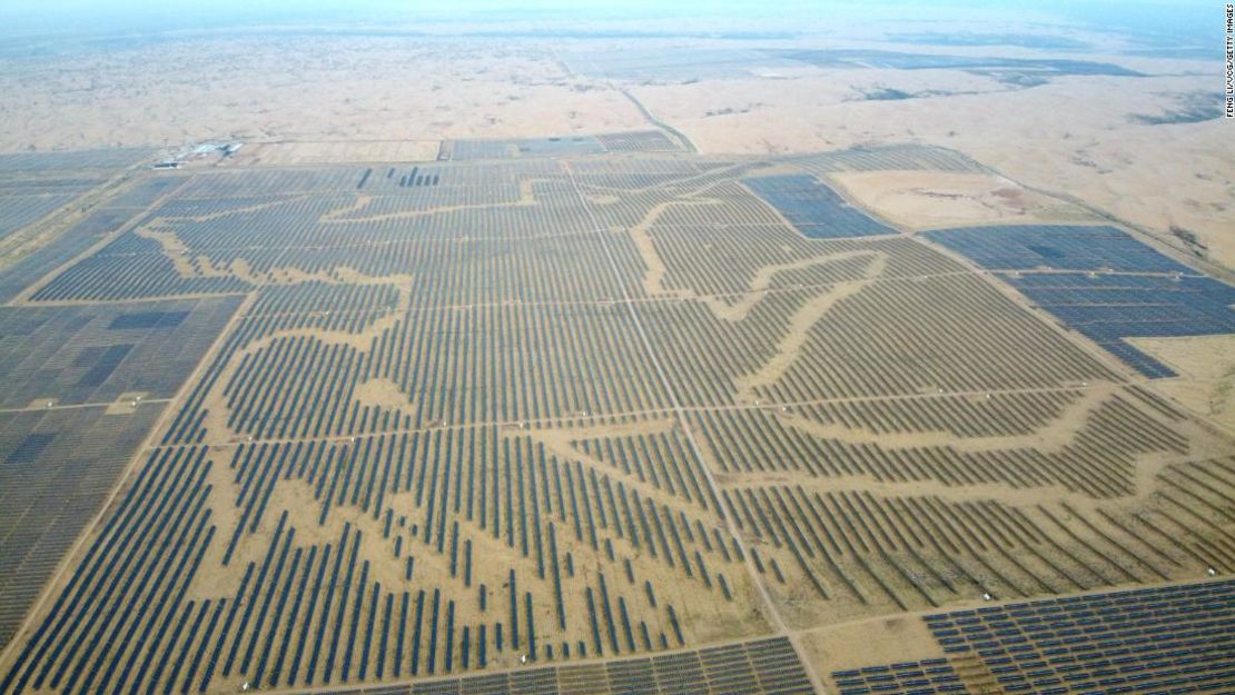 La granja solar en el desierto de Kubuqui, Mongolia.