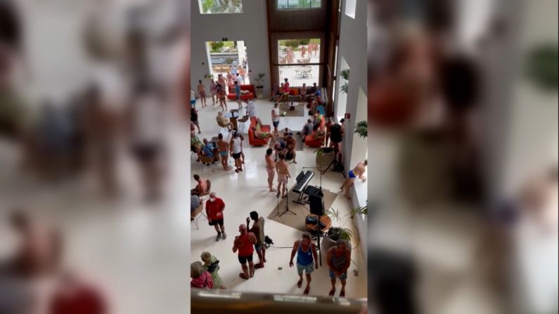 El personal del hotel Hyatt Ziva Riviera Cancún les dijo a los huéspedes que buscaran refugio cuando se conocieron reportes de que hombres armados ingresaron al hotel.