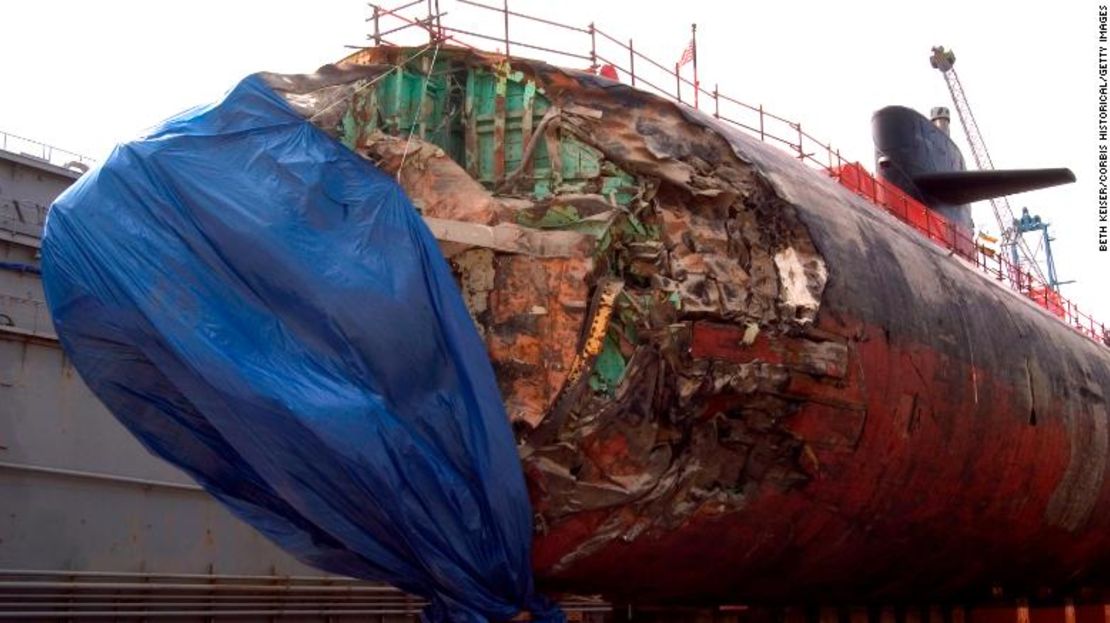 El submarino de ataque USS San Francisco se encuentra en el puerto seco, el 27 de enero de 2005, en el puerto de Apra, Guam, para evaluar los daños sufridos después de encallar aproximadamente a 560 kms al sur de Guam el 8 de enero de 2005.