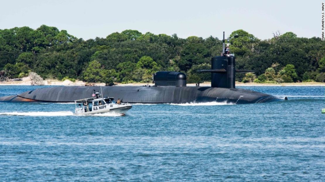 El submarino de misiles guiados clase Ohio USS Georgia sale de la Base Naval Submarine Kings Bay en 2015.