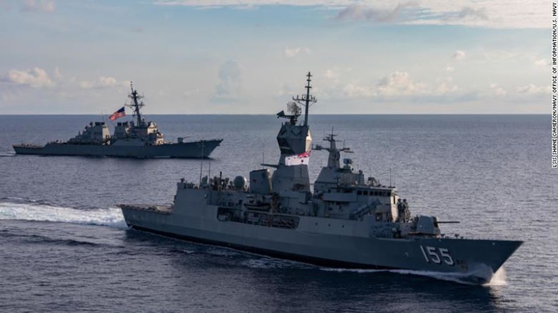 El destructor de misiles guiados USS John S. McCain, atrás, y la fragata de la Marina Real Australiana HMAS Ballarat navegan juntos durante operaciones integradas en el Mar de China Meridional en octubre de 2020.