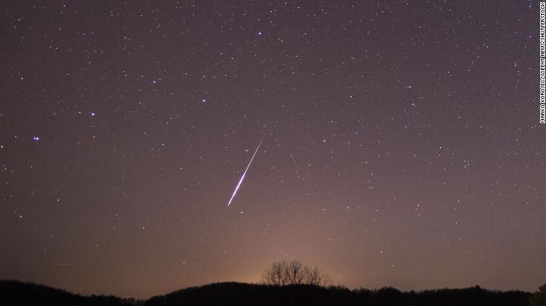 Un meteoro atraviesa el cielo durante la lluvia de meteoros Táuridas de 2015.