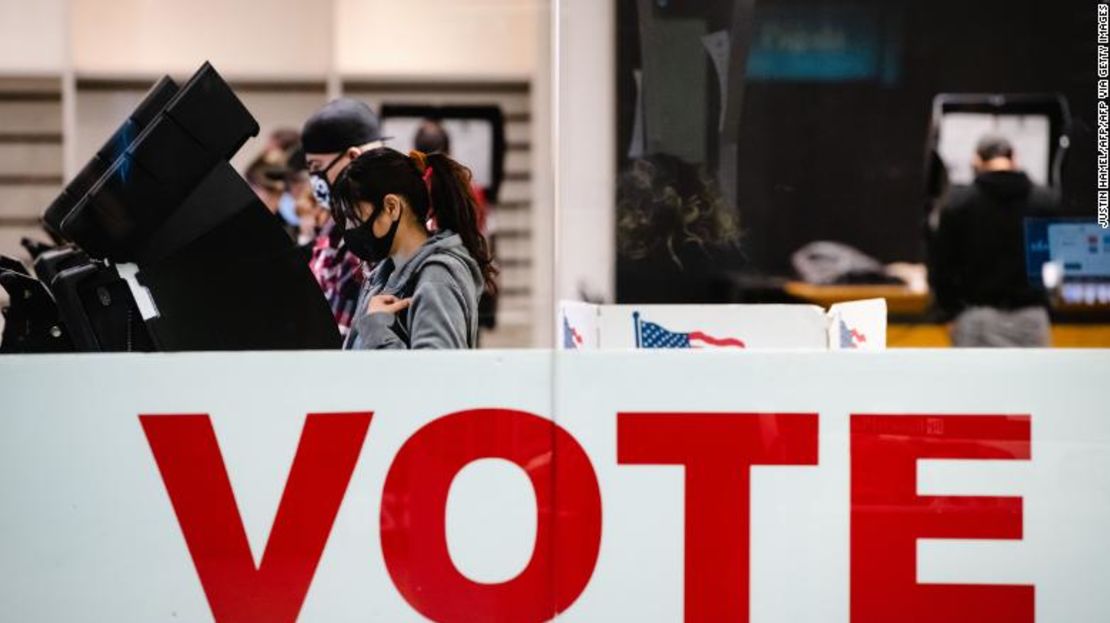 Una mujer emite su voto en las elecciones generales de 2020 dentro del Basset Place Mall en El Paso, Texas, el 3 de noviembre de 2020.