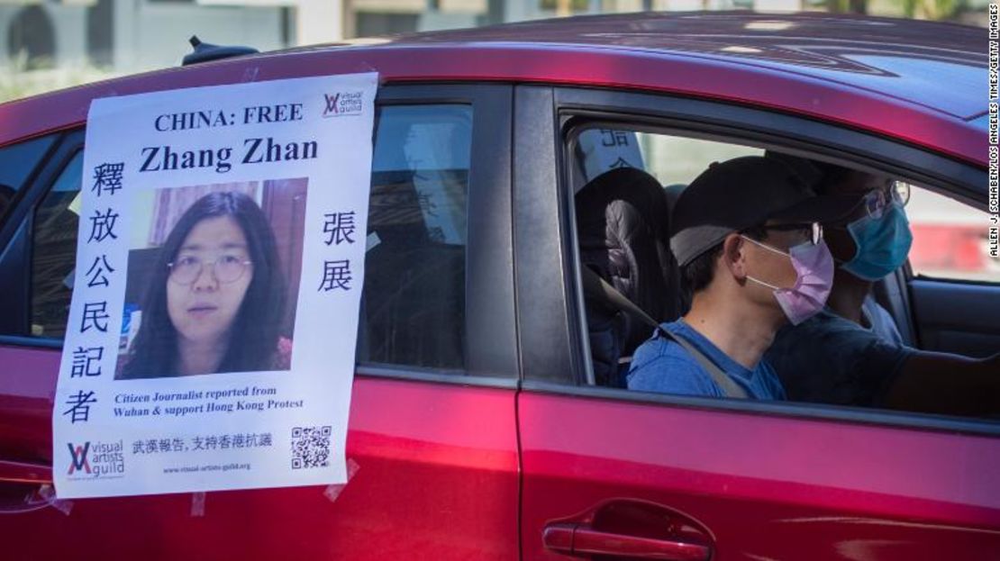 Un cartel que pide la liberación de Zhang Zhan se ve en un automóvil en Pasadena, California, el 15 de noviembre de 2020.