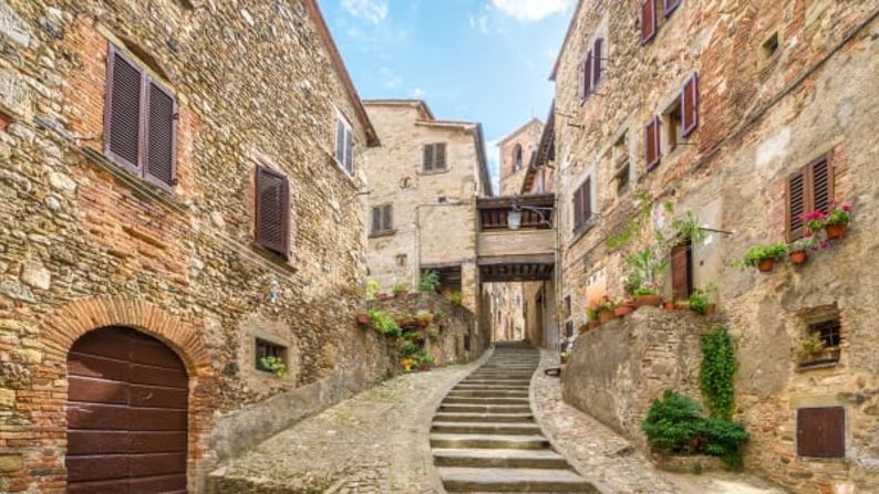 Flotando en la ladera de una colina cerca de la frontera entre Toscana y Umbría, Anghiari, en Italia, tiene calles que fueron diseñadas para guerreros de la era del Renacimiento. Adobe Stock