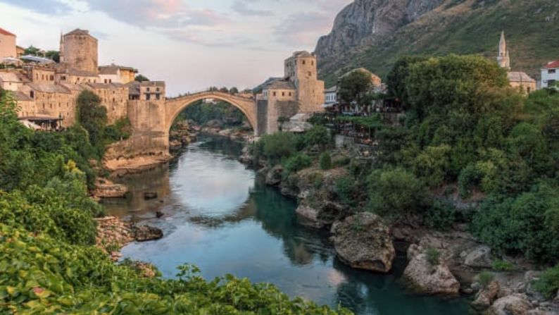 El Stari Most de Mostar, en Bosnia y Herzigovina, o "Puente Viejo", construido por los otomanos en el siglo XVI, fue considerado durante mucho tiempo como uno de los mejores ejemplos de la arquitectura islámica de los Balcanes.