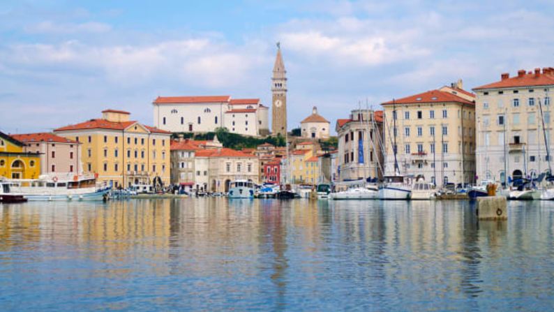 Piran aprovecha al máximo la franja costera del Adriático de Eslovenia. Desarrollada por los venecianos, que la conquistaron en 1283, es una hermosa mini Venecia, con un campanario robusto, arquitectura espumosa y barcos de pesca atracados en el pequeño puerto.