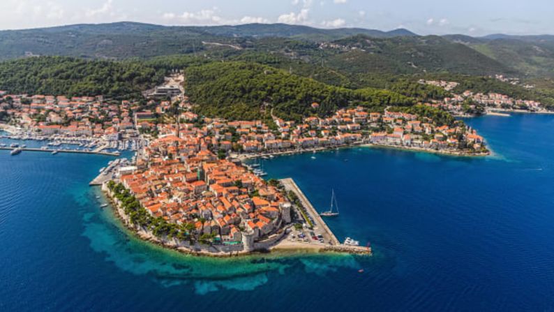 Korčula se encuentra en una península colgando de la isla del mismo nombre en Croacia. Los lugareños dicen que el aventurero Marco Polo nació aquí; los venecianos lo disputan.
