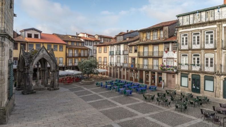 Guimarães, Portugal, ahora tiene un ritmo lento, pero otrora fue la primera capital de Portugal y su núcleo medieval permanece en gran parte intacto, lleno de conventos, grandes palacios antiguos y un castillo en ruinas, encaramado en lo alto de un acantilado.
