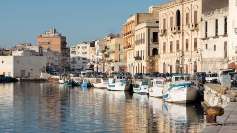 Fundado por los fenicios hace casi 3.000 años, Mazara del Vallo es uno de los pueblos pesqueros más bonitos de Sicilia y ha visto una miríada de culturas fluir a lo largo de la isla.
