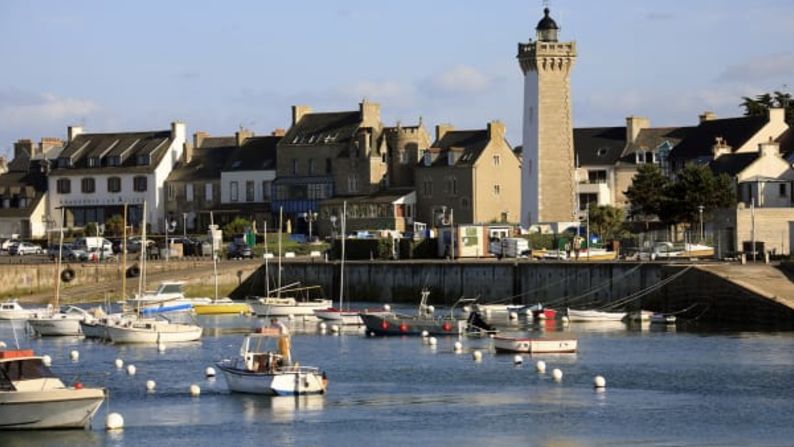 Roscoff, en Bretaña, es una de las ciudades portuarias más lindas de Francia. Hoy en día es un centro de talasoterapia, que utiliza agua de mar para tratar afecciones médicas.