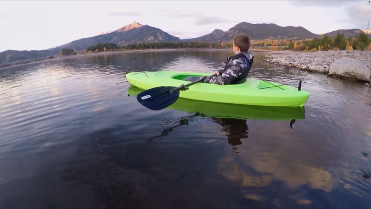 CNNE 1095522 - un nino va en kayak a la escuela