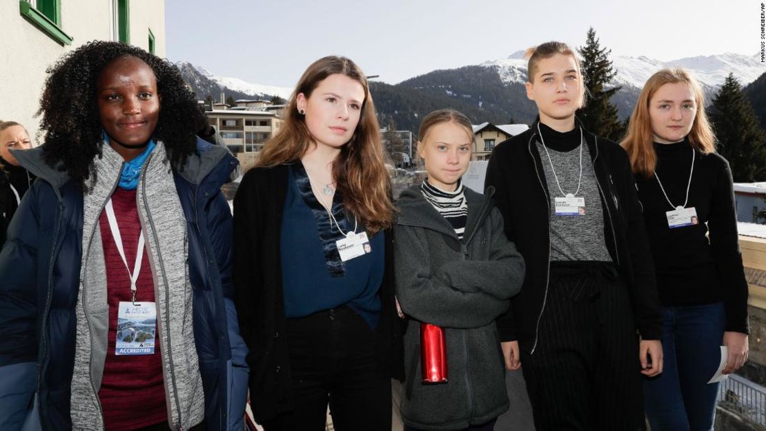 La activista climática Vanessa Nakate, Luisa Neubauer, Greta Thunberg, Isabelle Axelsson y Loukina Tille, de izquierda a derecha en Davos, Suiza, en 2020.