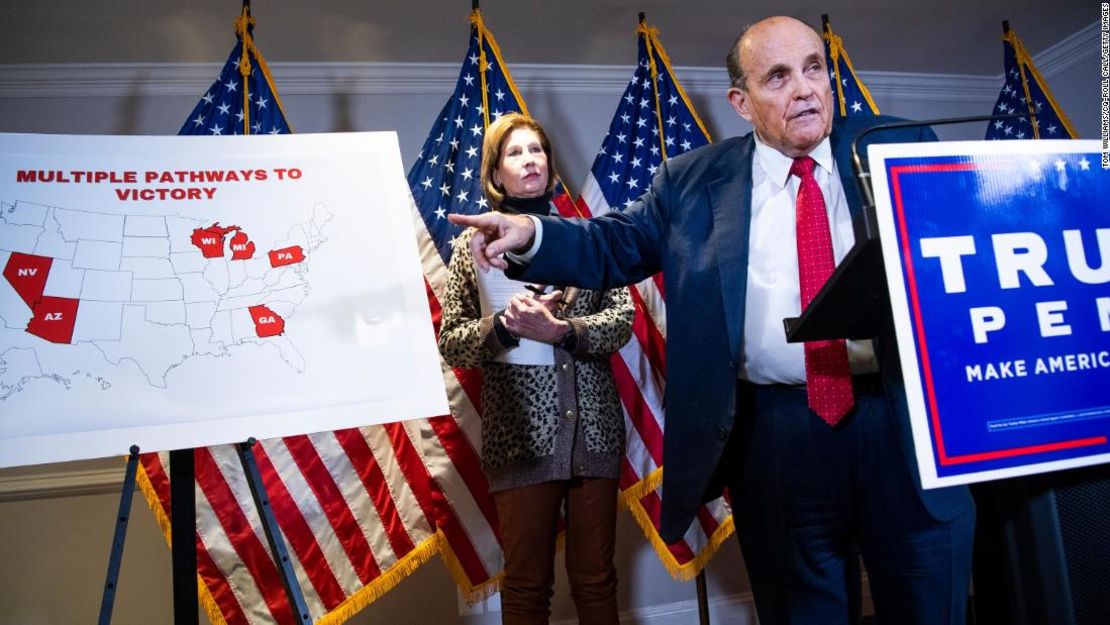 Rudy Giuliani, abogado del presidente Donald Trump, dirige una conferencia de prensa en el Comité Nacional Republicano sobre las demandas relacionadas con el resultado de las elecciones presidenciales de 2020 el jueves 19 de noviembre de 2020.