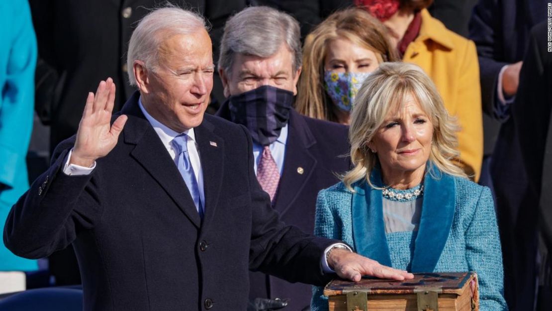 Joe Biden jura su cargo como presidente de Estados Unidos mientras su esposa, la doctora Jill Biden, lo observa durante su toma de posesión en el frente oeste del Capitolio de Estados Unidos el 20 de enero de 2021 en Washington.