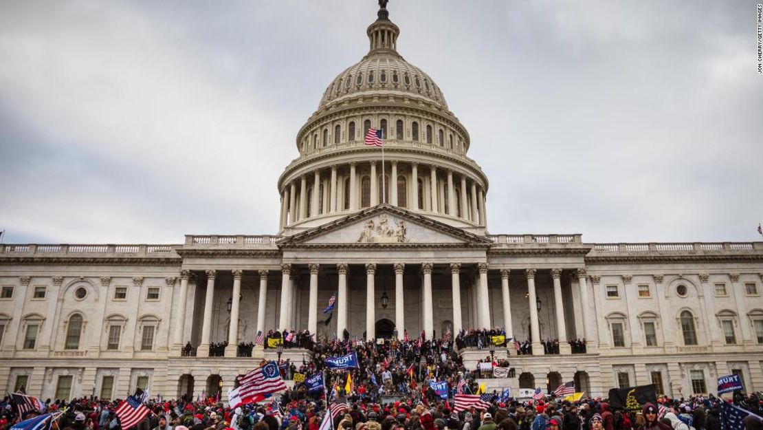 Una turba a favor de Trump irrumpe en el Capitolio, rompiendo ventanas y enfrentándose a los agentes de policía.