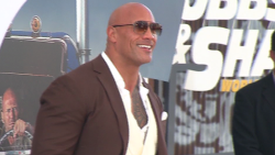 CNNE 1095763 - "the rock" eliminara armas reales de sus proximas  peliculas