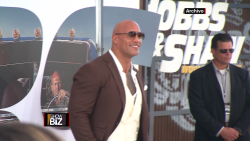 CNNE 1095799 - the rock" eliminara armas reales de sus proximas peliculas