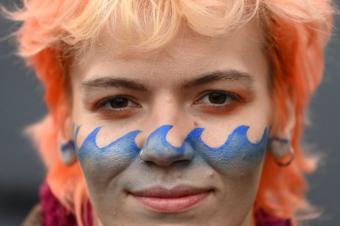 Un joven manifestante con la cara pintada posa para una fotografía en George Square, punto final de la manifestación de "Fridays For Future" el 5 de noviembre de 2021.