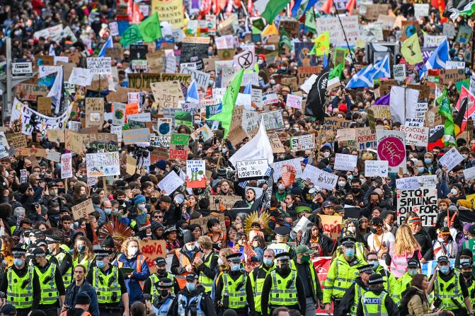 Manifestantes se unen a la marcha de "Fridays For Future" el 5 de noviembre de 2021 en Glasgow, Escocia, durante el sexto día de la COP26.