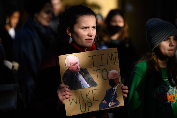 Durante la marcha se vieron todo tipo de carteles. Este lleva el mensaje "Hora de despertarse", acompañado de fotos del presidente Joe Biden y el primer ministro Boris Johnson.