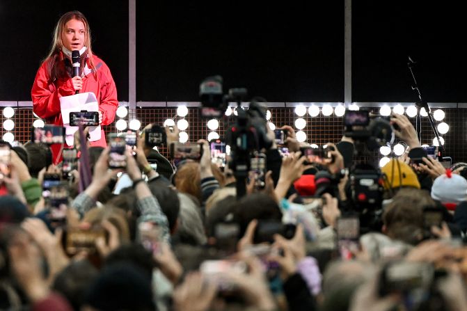 La activista Greta Thunberg se dirigió a la multitud durante las manifestación de este viernes, en las que calificó a la COP26 como un "fracaso" y un "greenwashing" de los países del norte.