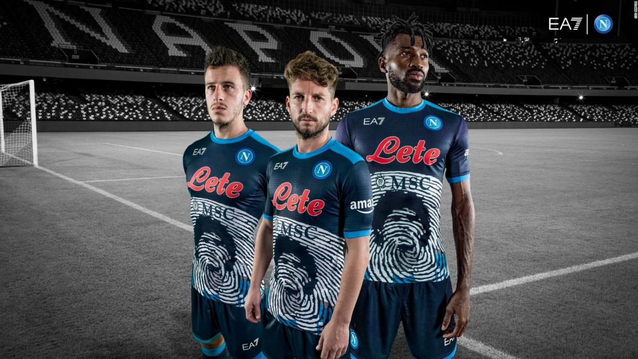 CNNE 1096231 - el napoli celebra a maradona con una camiseta