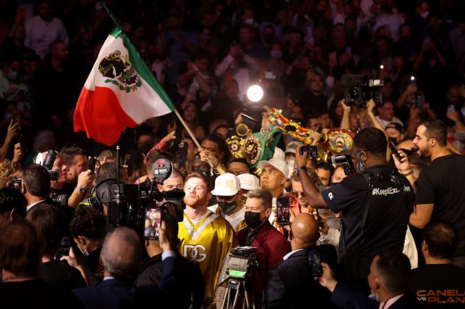 Saúl "Canelo" Álvarez llega al ring del MGM Grand Garden Arena de Las Vegas.