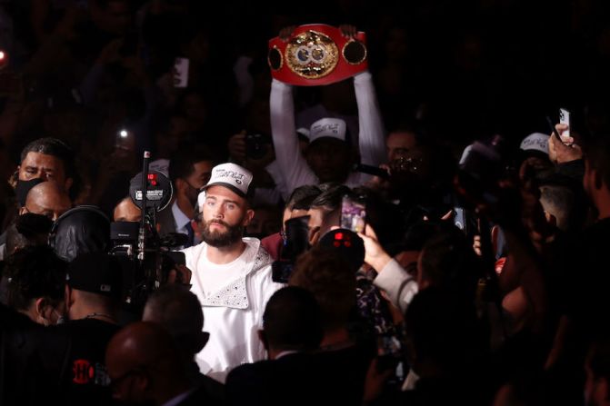 El estadounidense Caleb Plant llega al ring.