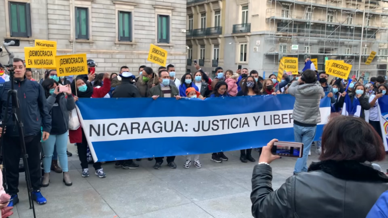 CNNE 1096462 - nicaraguenses en espana protestaron contra los comicios en su pais