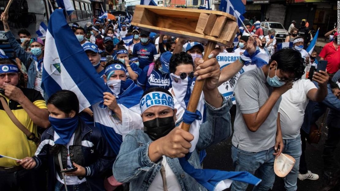 Ciudadanos nicaragüenses exiliados en Costa Rica se manifiestan en San José, Costa Rica, el 7 de noviembre de 2021.