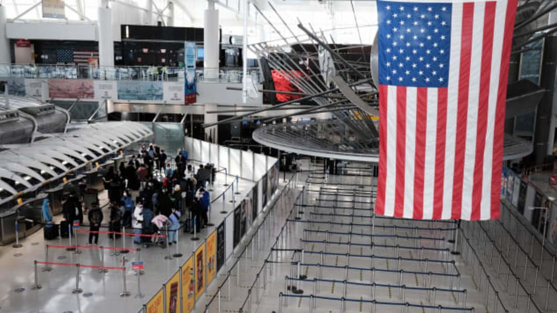 El Aeropuerto Internacional John F. Kennedy de Nueva York (la foto es de enero de 2021) recibirá más vuelos internacionales el lunes. Spencer Platt / Getty Images