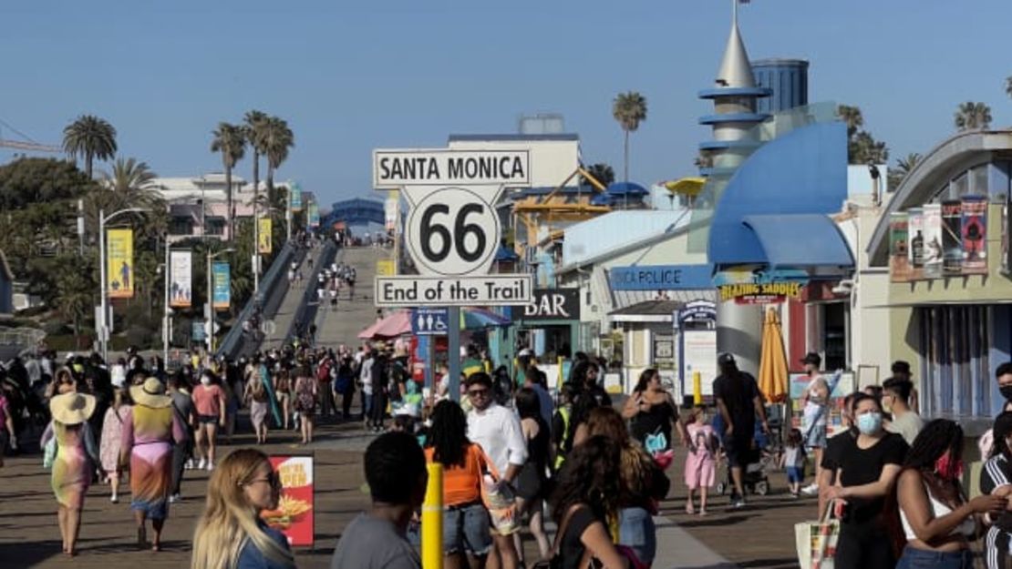 California (con Santa Mónica en la foto aquí), Nueva York y Florida son destinos líderes para los viajeros internacionales entrantes. Daniel Slim / AFP a través de Getty Images