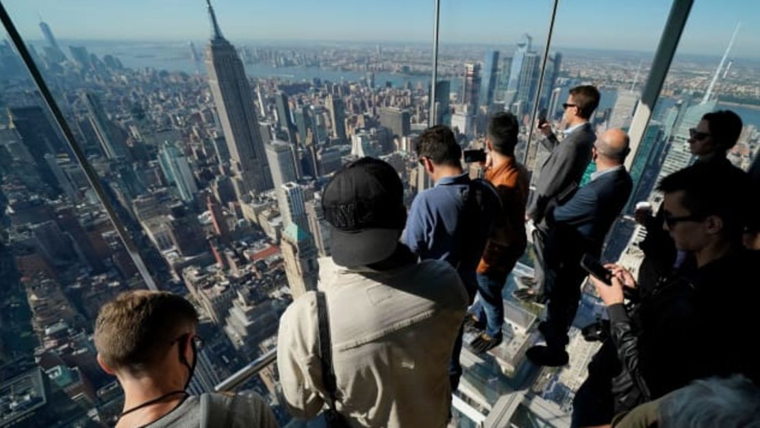 Los visitantes del nuevo observatorio Summit One Vanderbilt en Nueva York suben a un elevador de vidrio el 21 de octubre. Timothy A. Clary / AFP vía Getty Images