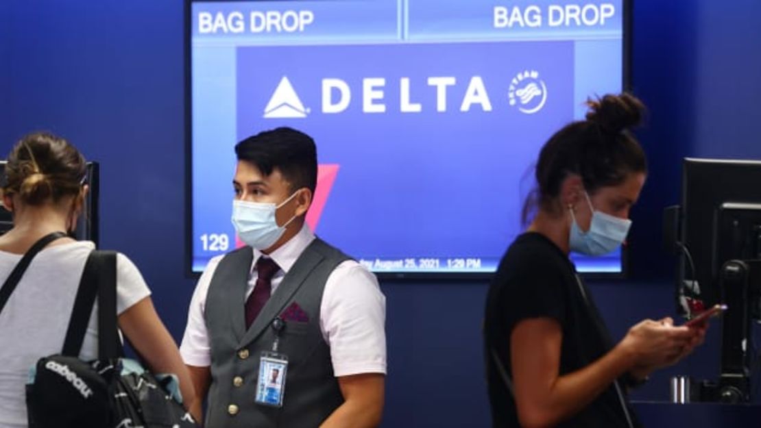 Un empleado de Delta Air Lines trabaja en el nivel de salidas en el Aeropuerto Internacional de Los Ángeles en agosto. Delta operará 139 vuelos desde destinos internacionales a EE. UU. el 8 de noviembre. Mario Tama / Getty Images