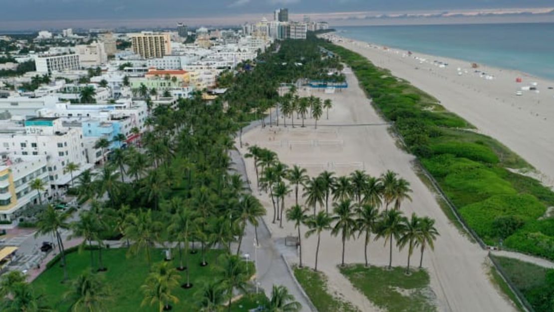 Miami (con Ocean Drive en Miami Beach en la foto) se encuentra entre los tres destinos principales para los viajeros internacionales en Hopper. Joe Raedle / Getty Images