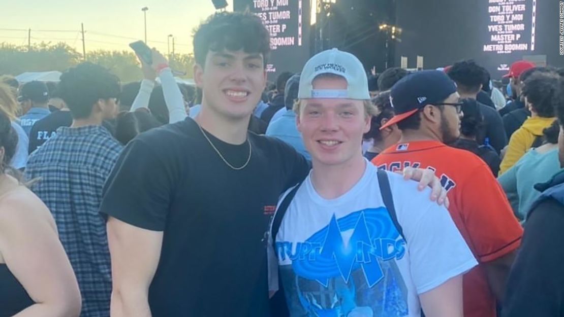 Jeffrey Schmidt y Casey se encontraron luchando por sus vidas en el Astroworld.