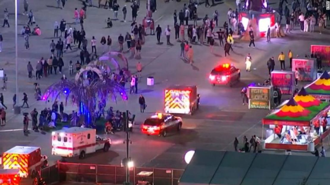 Llegan ambulancias al escenario de la mortal aglomeración en el Astroworld Festival.