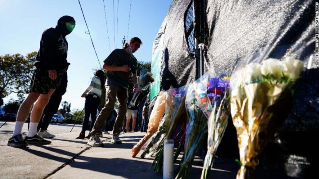 Gente conmemora a las víctimas de la multitud dejando flores fuera del Parque NRG.