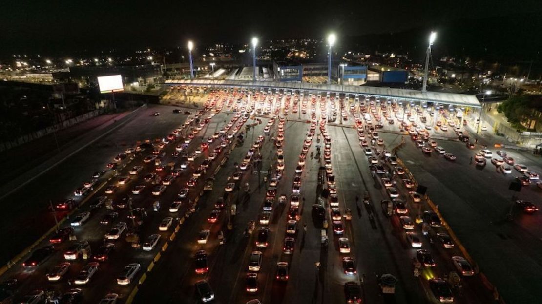 Vista aérea de automóviles haciendo cola para cruzar la frontera en el puerto de cruce de San Ysidro en la frontera entre México y Estados Unidos en Tijuana, estado de Baja California, México, el 7 de noviembre.