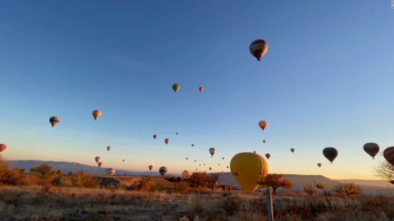 Globos aerostáticos adornan el cielo de Capadocia, en Turquía