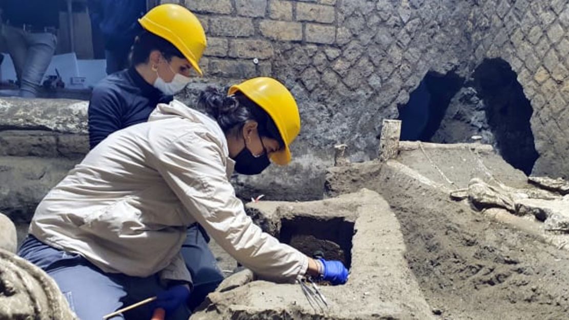 Arqueólogos trabajando en la excavación.Parque Arqueológico de Pompeya/AP