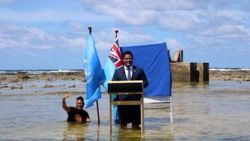 CNNE 1097002 - ministro da mensaje a la cop26 con el agua a las rodillas