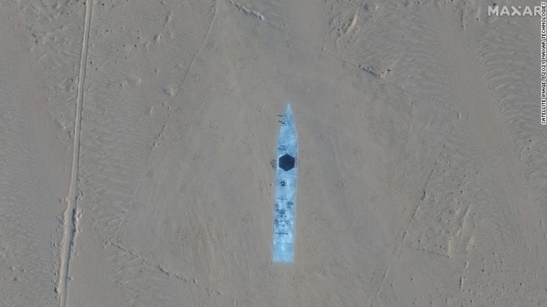 Una imagen de satélite muestra una réplica de un destructor de EE.UU. en Ruoqiang, Xinjiang, China, el 20 de octubre. Imagen de satélite ©2021 Maxar Technologies.