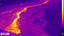 CNNE 1097249 - camara muestra como se acumula la lava del cumbre vieja