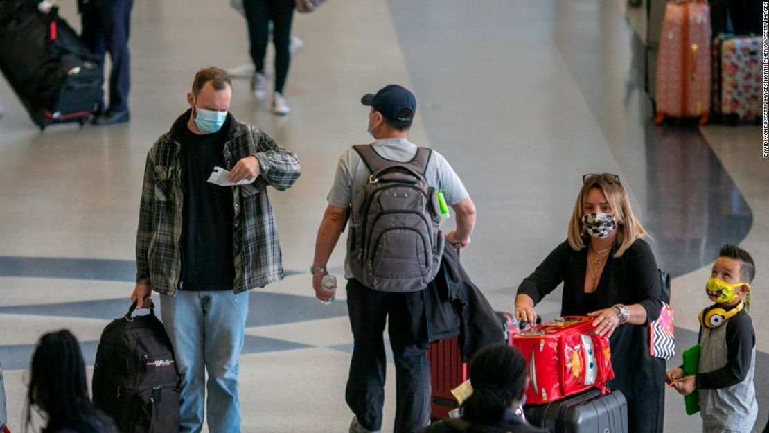 Los viajeros de vacaciones pasan por el Aeropuerto Internacional de Los Ángeles en noviembre de 2020. Se espera que los viajes aéreos aumenten un 80% durante el Día de Acción de Gracias de este año. David McNew / Getty Images