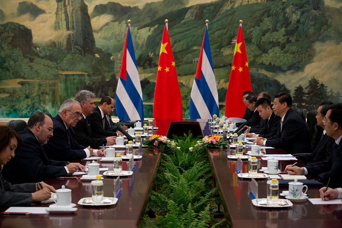 El presidente de China, Xi Jinping, asiste a una reunión con el primer vicepresidente del Consejo de Estado de Cuba, Miguel Díaz-Canel en el Gran Salón del Pueblo, el 18 de junio de 2013.